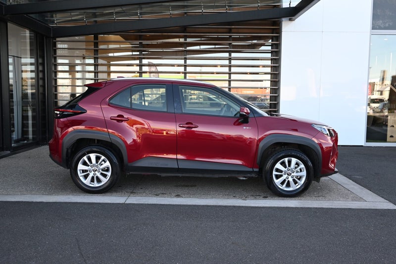 2025 Toyota Yaris GX 1.5 Petrol Hybrid FWD SUV image 5