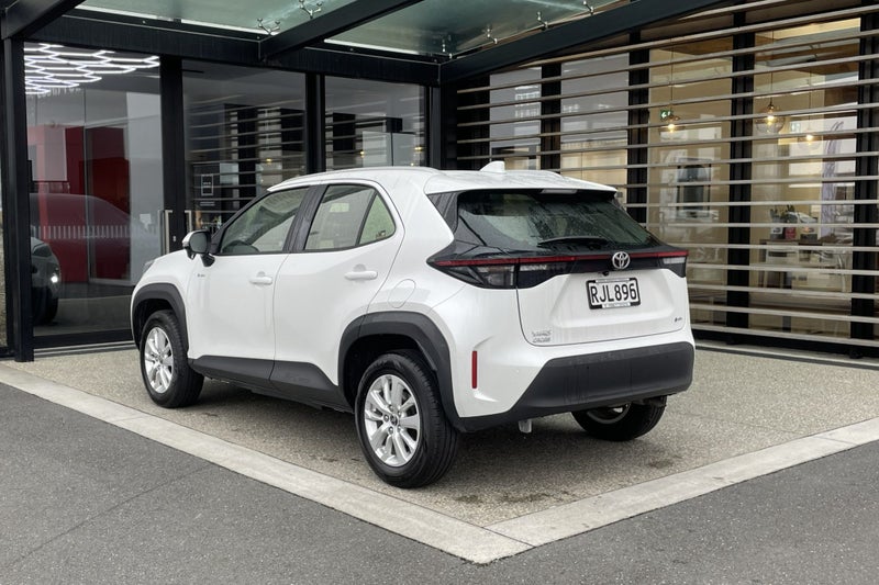 2025 Toyota Yaris GX 1.5 Petrol Hybrid FWD SUV image 2