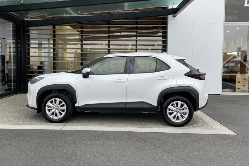 2025 Toyota Yaris GX 1.5 Petrol Hybrid FWD SUV image 3