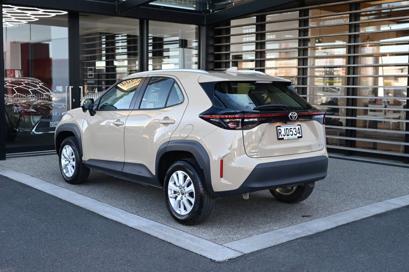 2025 Toyota Yaris GX 1.5 Petrol Hybrid FWD SUV image 2