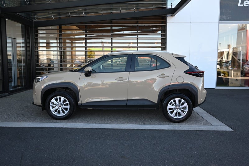 2025 Toyota Yaris GX 1.5 Petrol Hybrid FWD SUV image 3