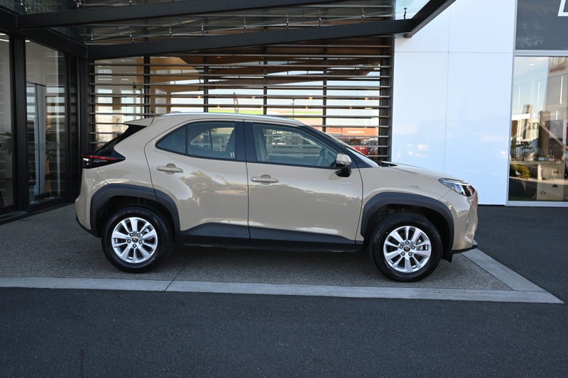 2025 Toyota Yaris GX 1.5 Petrol Hybrid FWD SUV image 5