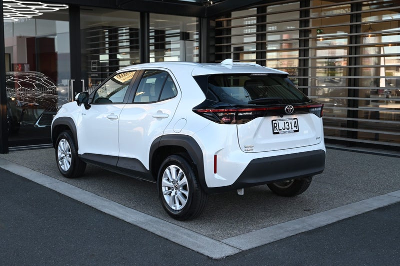 2025 Toyota Yaris GX 1.5 Petrol Hybrid FWD SUV image 2