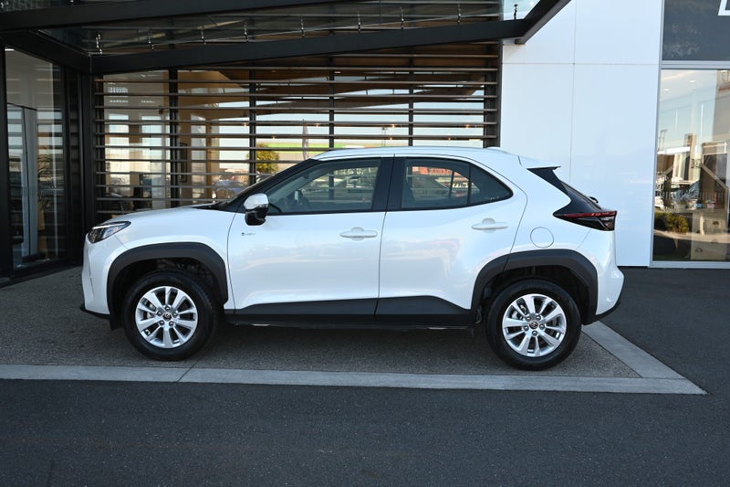 2025 Toyota Yaris GX 1.5 Petrol Hybrid FWD SUV image 3