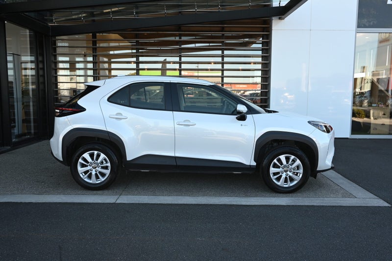 2025 Toyota Yaris GX 1.5 Petrol Hybrid FWD SUV image 5