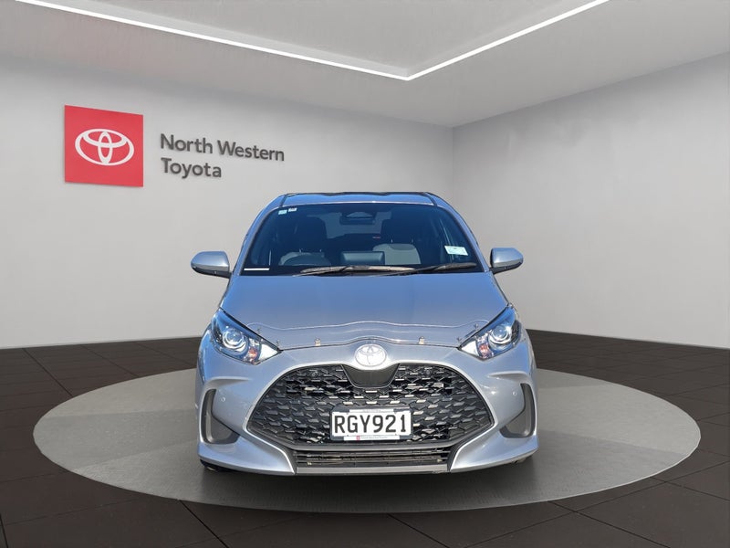 2025 Toyota Yaris GX 1.5L Hybrid FWD Hatchback image 2