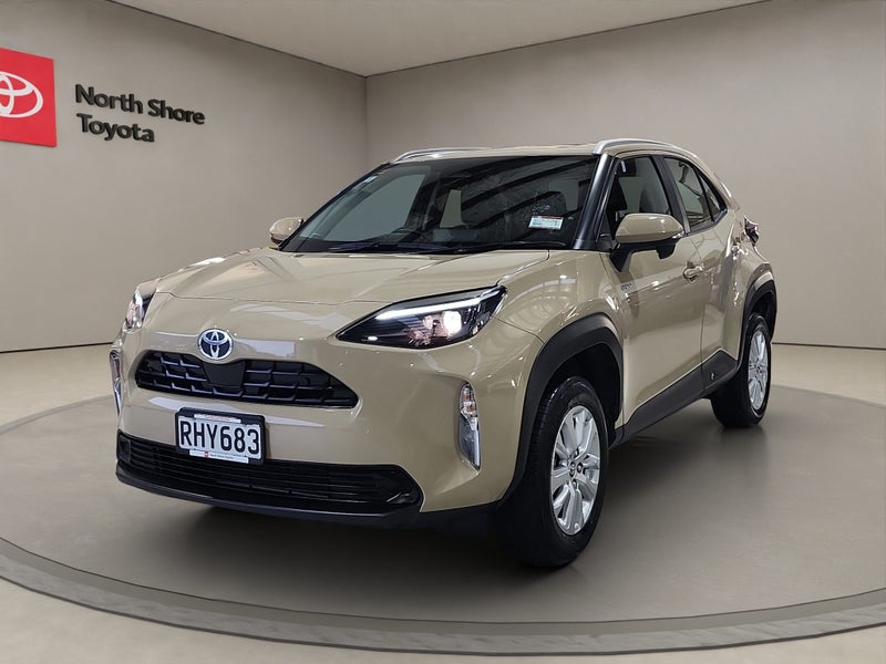 2025 Toyota Yaris GX 1.5L Hybrid FWD SUV image 3