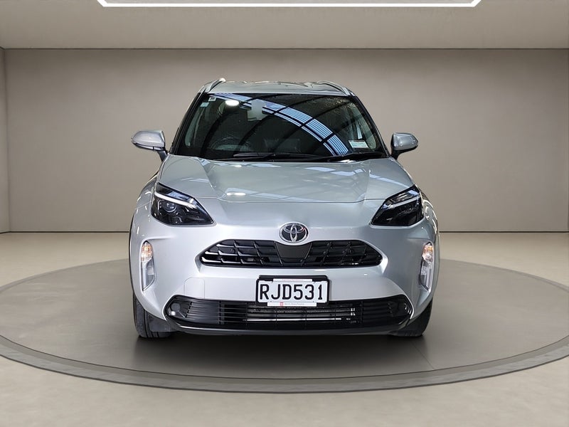 2025 Toyota Yaris GX 1.5L Hybrid FWD SUV image 2