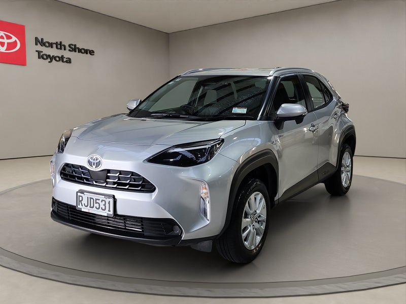 2025 Toyota Yaris GX 1.5L Hybrid FWD SUV image 3
