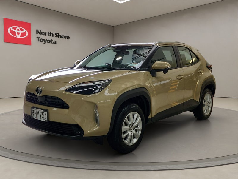 2025 Toyota Yaris GX 1.5L Hybrid FWD SUV image 3