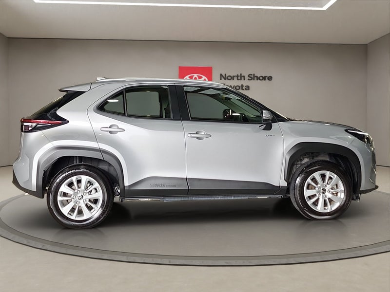 2025 Toyota Yaris GX 1.5L Hybrid FWD SUV image 3