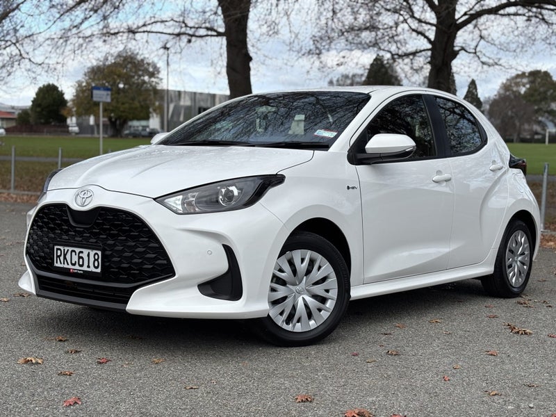 2025 Toyota Yaris GX 1.5P HEV ECVT FWD Hatch image 3