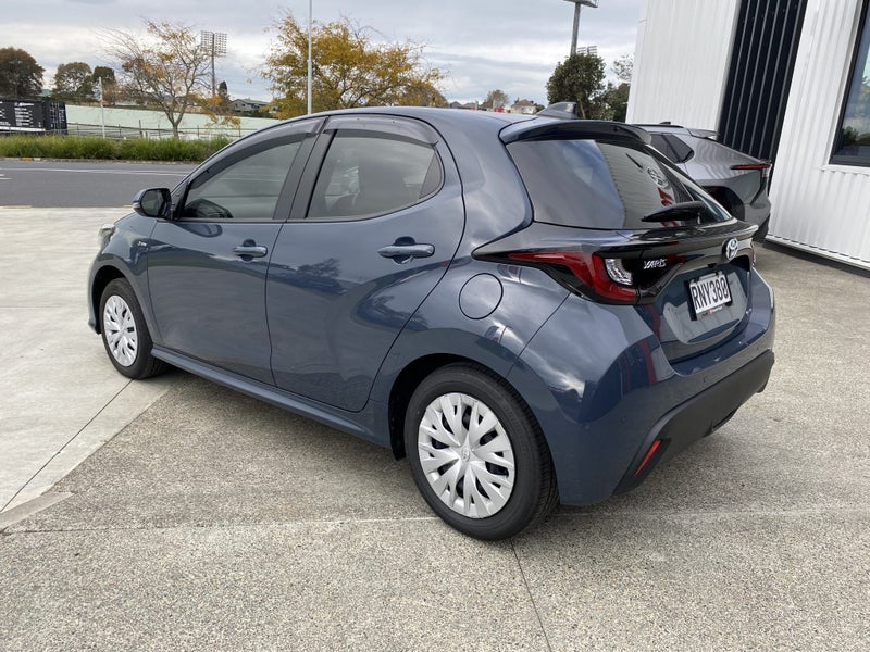 2025 Toyota Yaris GX 1.5P HEV ECVT FWD Hatchback image 3