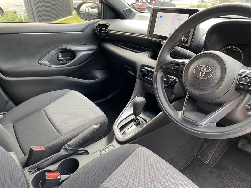 2025 Toyota Yaris GX 1.5P HEV ECVT FWD Hatchback image 5