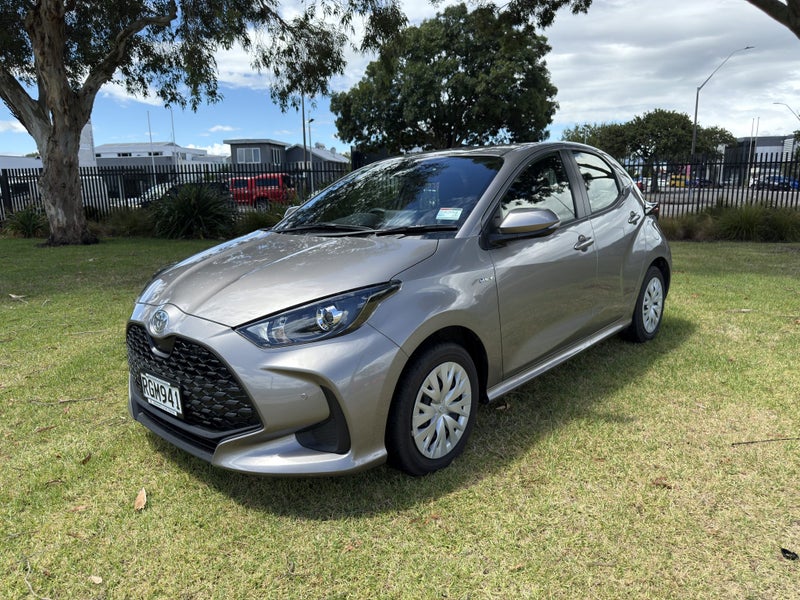 2025 Toyota Yaris GX 1.5P Hybrid Automatic Hatch image 3