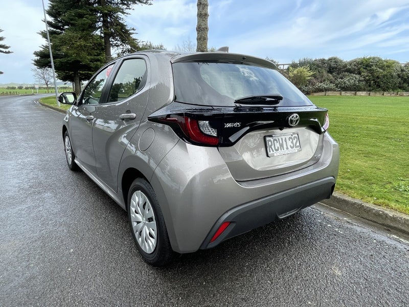 2025 Toyota Yaris GX 1.5P Hybrid FWD Automatic... image 3