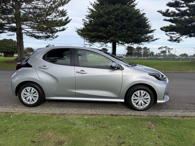 2025 Toyota Yaris GX 1.5P Hybrid FWD Automatic... image 3