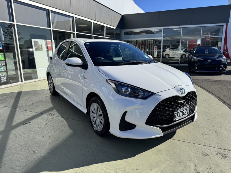 2025 Toyota Yaris GX 1.5P Hybrid FWD Automatic... image 3