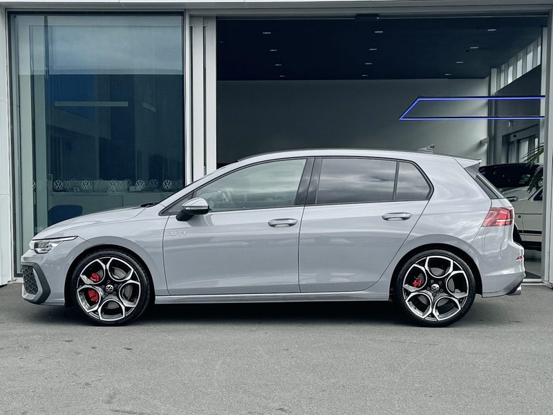 2025 Volkswagen Golf GTi 195kW image 3