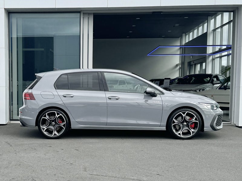 2025 Volkswagen Golf GTi 195kW image 4