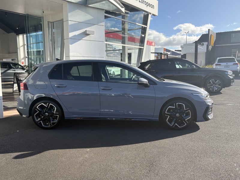 2025 Volkswagen Golf R-Line 1.4Pt/8AT image 3