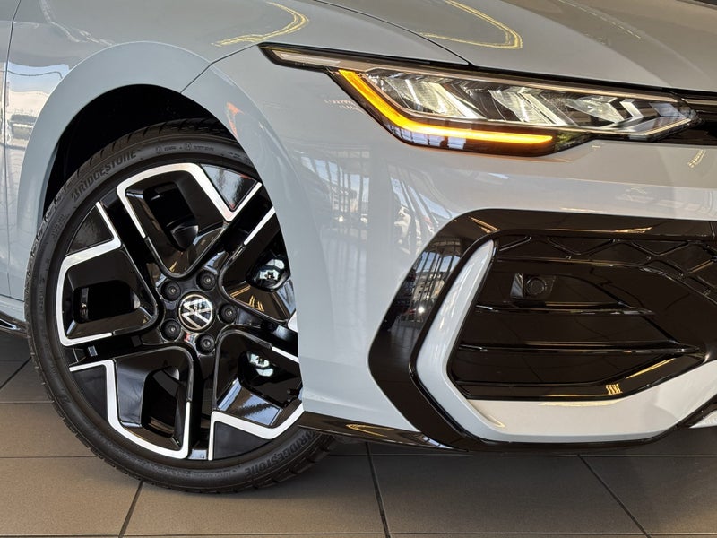 2025 Volkswagen Golf R-Line image 2