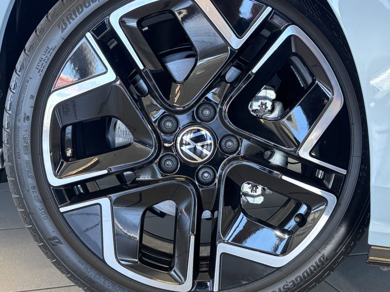 2025 Volkswagen Golf R-Line image 3