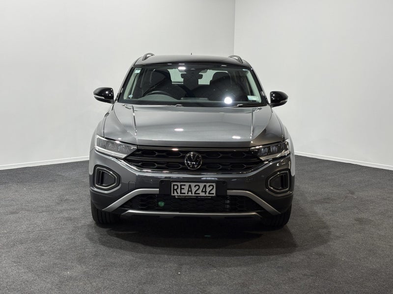 2025 Volkswagen T-Roc image 2