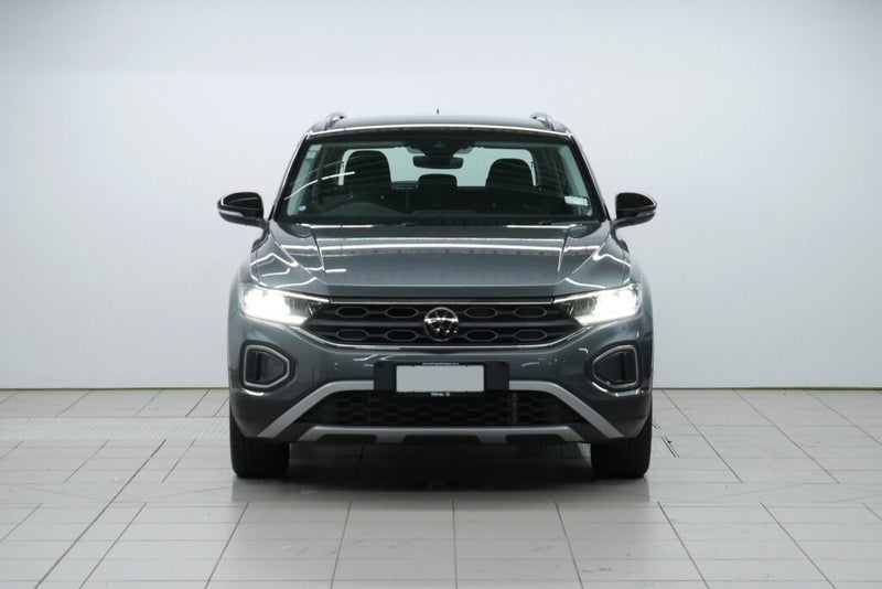 2025 Volkswagen T-Roc Life image 2