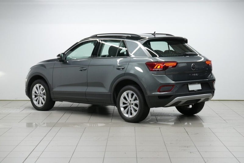 2025 Volkswagen T-Roc Life image 3