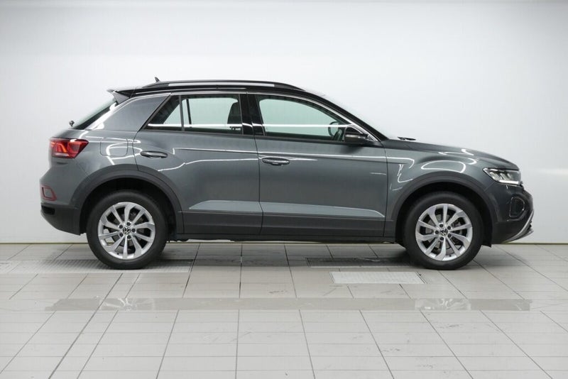 2025 Volkswagen T-Roc Life image 5