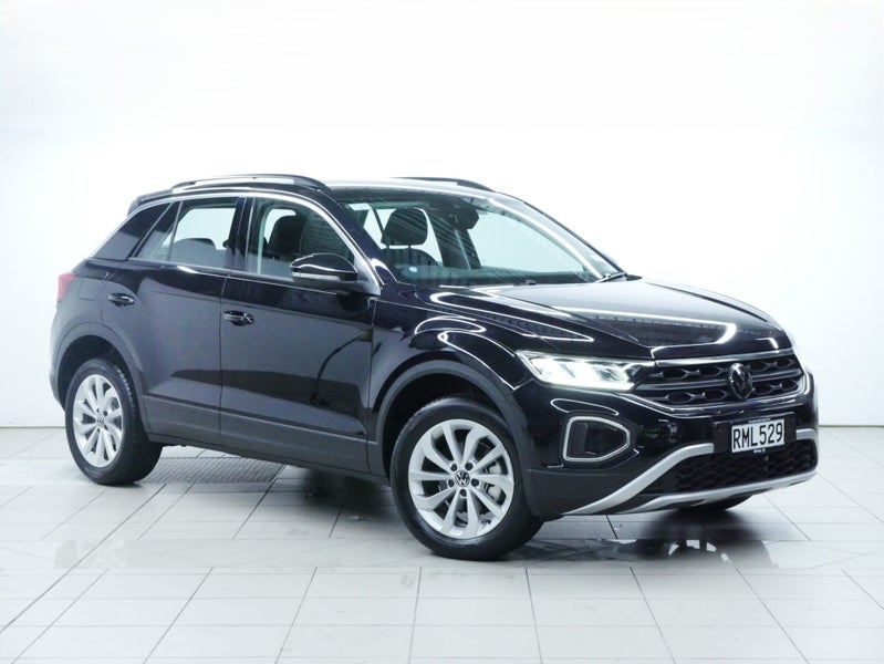 2025 Volkswagen T-Roc Life image 1