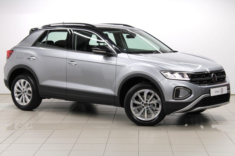 2025 Volkswagen T-Roc Life image 1