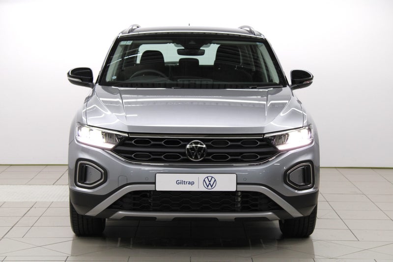 2025 Volkswagen T-Roc Life image 2