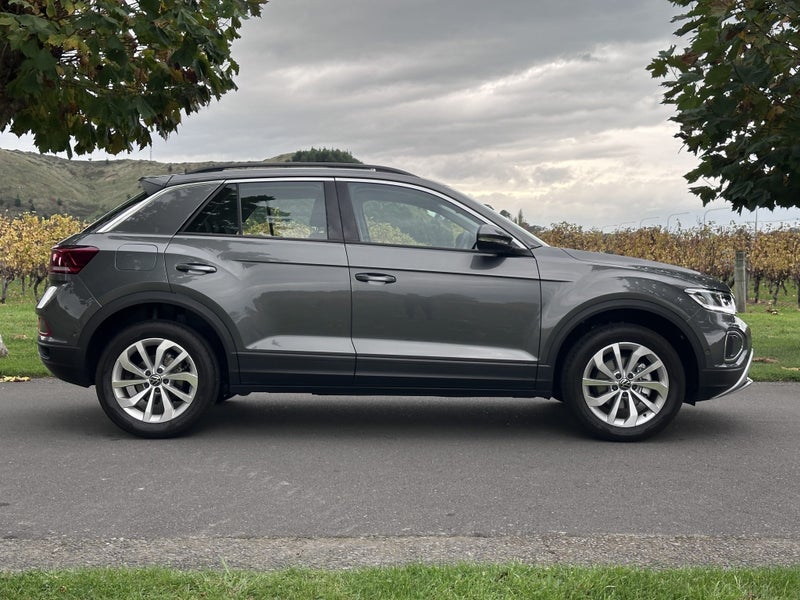 2025 Volkswagen T-Roc Life image 2