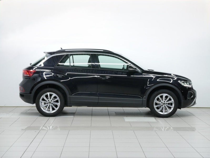 2025 Volkswagen T-Roc Life image 5