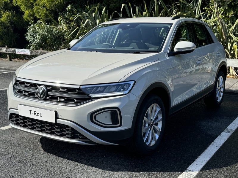 2025 Volkswagen T-Roc Life image 4