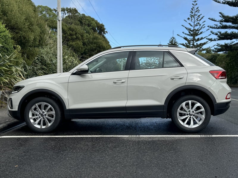 2025 Volkswagen T-Roc Life image 5