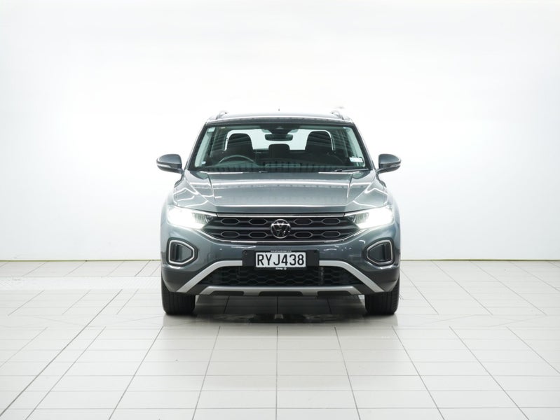 2025 Volkswagen T-Roc Life image 2