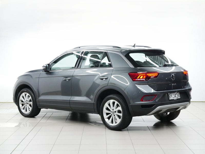 2025 Volkswagen T-Roc Life image 3