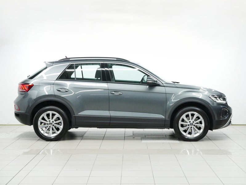 2025 Volkswagen T-Roc Life image 5