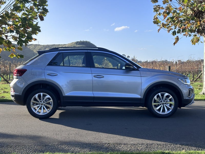 2025 Volkswagen T-Roc Life image 2
