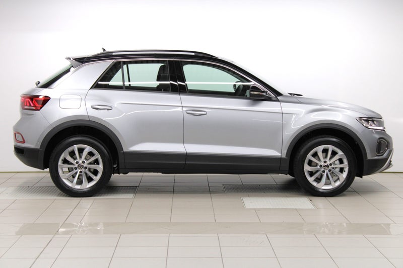 2025 Volkswagen T-Roc Life image 5