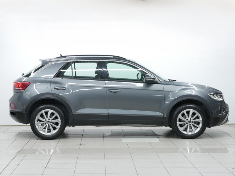 2025 Volkswagen T-Roc Life image 3