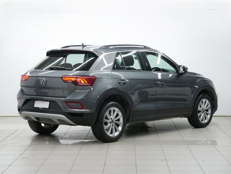 2025 Volkswagen T-Roc Life image 5