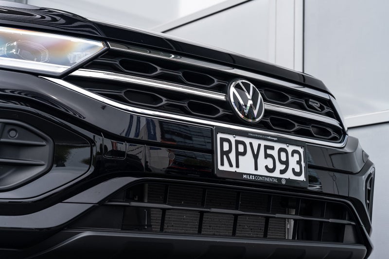 2025 Volkswagen T-Roc R-Line 2WD Facelift Petro... image 2