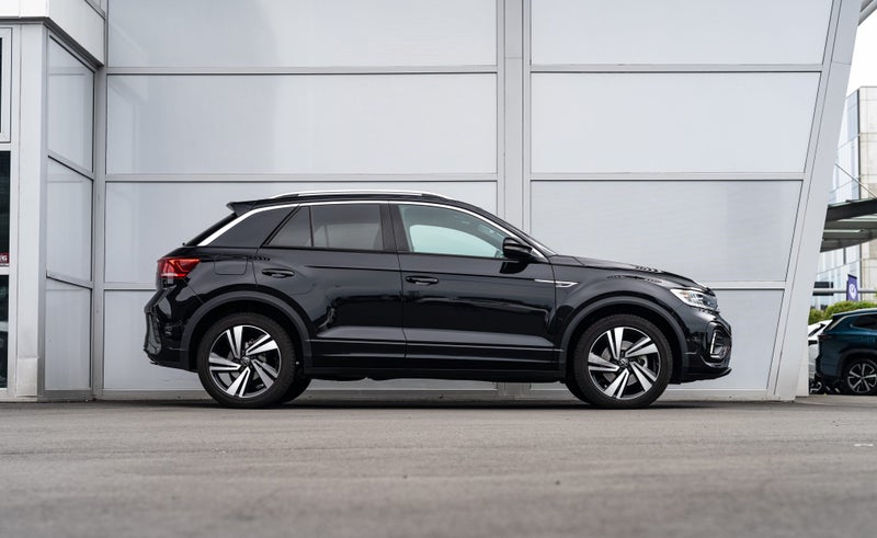 2025 Volkswagen T-Roc R-Line 2WD Facelift Petro... image 3