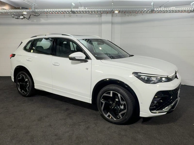 2025 Volkswagen Tiguan 3 R-LINE image 2