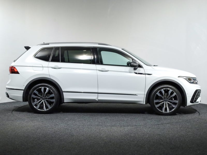 2025 Volkswagen Tiguan Allspace R-Line 4Motion... image 4