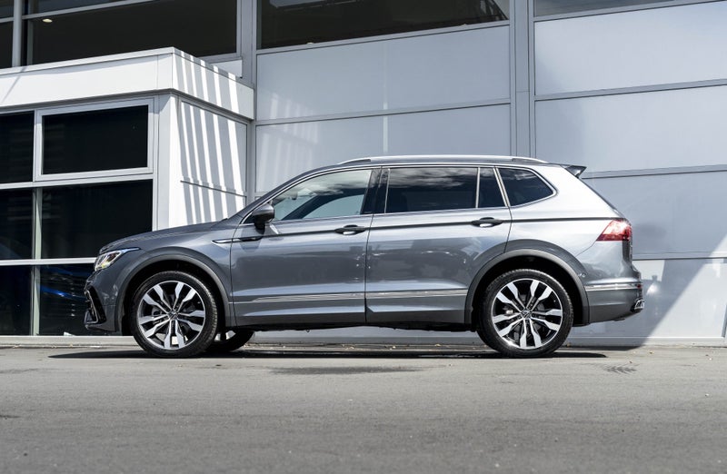 2025 Volkswagen Tiguan Allspace R-Line 4WD / Tu... image 4